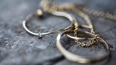 5 astuces pour entretenir vos bijoux en plaqué or et argent et les garder éclatants plus longtemps